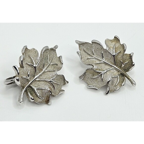 CROWN TRIFARI Shiny Silver Tone Matte Maple Leaf  Clip Earrings Vintage 1.25" - Picture 2 of 4